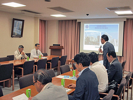 東京慈恵会医科大学附属病院にて説明を受ける様子写真