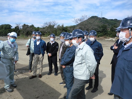 かぶらウォーターランド跡地前での調査の様子写真