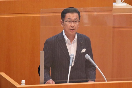 委員長報告をする　大和　勲　委員長の写真