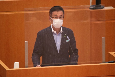 委員長報告をする　大和　勲　委員長の写真