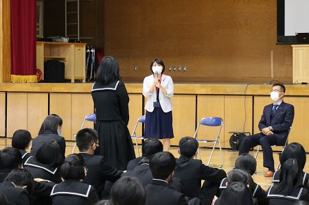 生徒からの質問に答える小川晶議員の写真