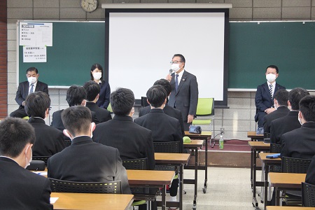 生徒の質問に答える萩原渉議員の写真