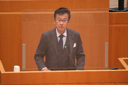 委員長報告をする大和勲委員長の写真