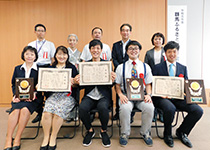 「表彰式集合」写真