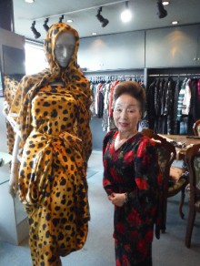 自身の作品とともにの画像