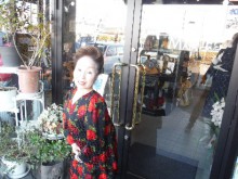 グリュオーモード・マヤ前にての画像