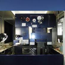 ワイヤ放電加工機