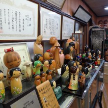 きれいに飾られている作品と表彰状