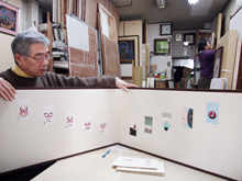 四代目の作品を見つめる倉島さんの画像