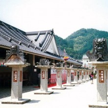 京都・鬼瓦公園　左手前：山口さんの鬼瓦