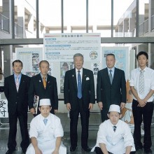 若年者ものづくりスキル交流会にて（中央：片田さん　後列左から２番目：後藤さん）