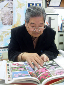 自著を手に恩師を語る熊倉さんの画像