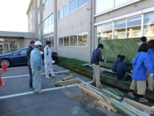 大泉高校での創作竹垣製作　左（水色の作業服）：熊倉さんの画像