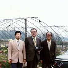 県立つつし゛か゛岡公園を世界一と認定（1977年）　左：熊倉さん　中央：植物学の権威・リーチ博士