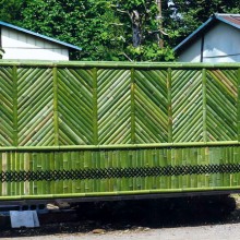 上部は竹を斜めに配置し、下部は『菱からげ』で編み上げた創作竹垣