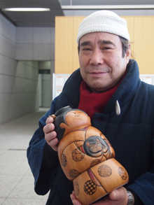 『ばあちゃんと黒猫の玉』を抱いての画像