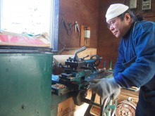 中心をずらしてろくろを挽いていくの画像