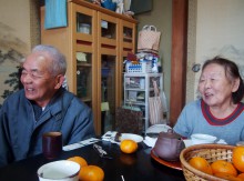 夫婦二人三脚の日々を笑顔で振り返るの画像