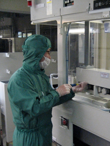 クリーンルームで保全作業をする小棚さんの画像