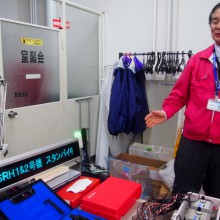 手作りの電光掲示板を説明する小棚さん。「安全のために情報を伝えるのも保守員の仕事」