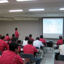 社内指導の様子　講師を務める小棚さん