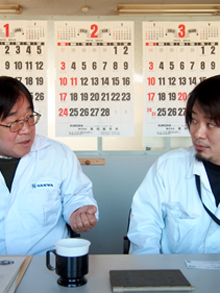 仕事を語る　左：池田さん　右：後輩の須田さんの画像