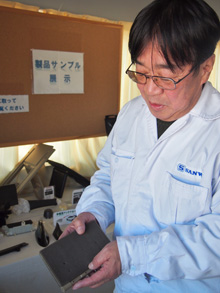 開発したダンパーを手に「まだまだ挑戦したい」の画像