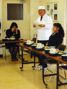 郷土料理の試食会の様子の画像