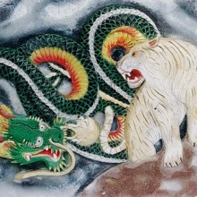 掻敷剥物の技術を用いて発泡スチロールに施した彫刻