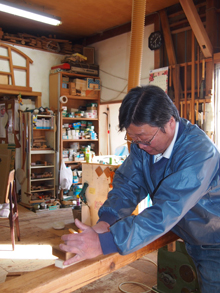 「師匠からもらったものは一生の宝」と愛用の道具を使う高田さんの画像