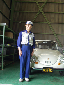 富士重工業の名車『スバル360』の左ハンドル車と設計を担当した松木さんの画像