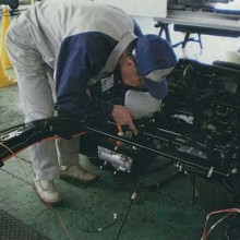 電気自動車の仕上がりを確認