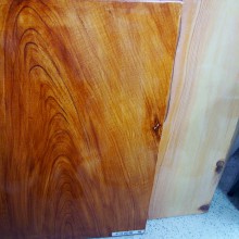 「木の種類によって塗装方法も変える」　左：ナラ　右：スキ゛