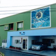 若手画家の作品『みんな地球人』を店舗に塗装