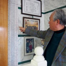 大理石に見立てた発泡スチロール製のモールを指し示す木暮さん