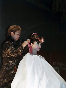 ヘアショーで実演する山田さんの画像