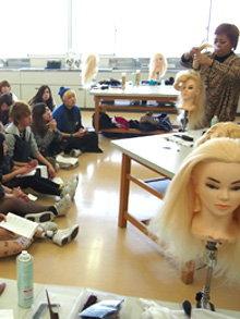 「実際に手を動かしてみることが大切」と後進に指導するの画像