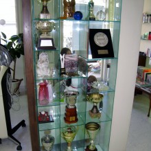 「久美子のパーマ屋」には数多くのトロフィーが並ぶ