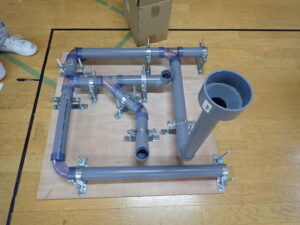 樹脂管の組み立て作業を体験の画像