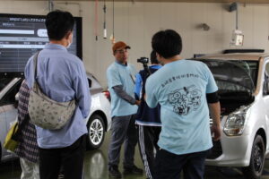 テクノインストラクターによる案内のもと、実際に自動車整備を体験の画像