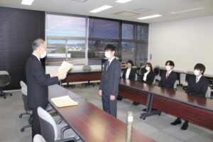 坂本校長より賞状及び表彰メダルを授与​の画像1