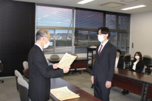 坂本校長より賞状及び表彰メダルを授与​の画像2