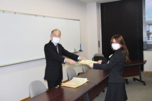 坂本校長より賞状及び表彰メダルを授与​の画像3