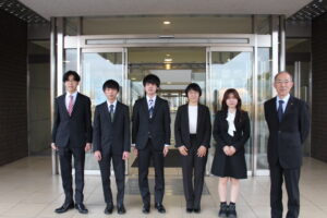 正面玄関前にて記念写真の画像