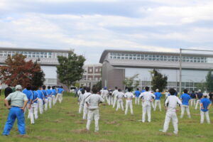 全校生徒でラジオ体操の画像