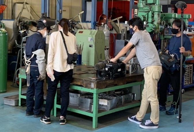 取材を受ける小池指導員(一番左)の画像