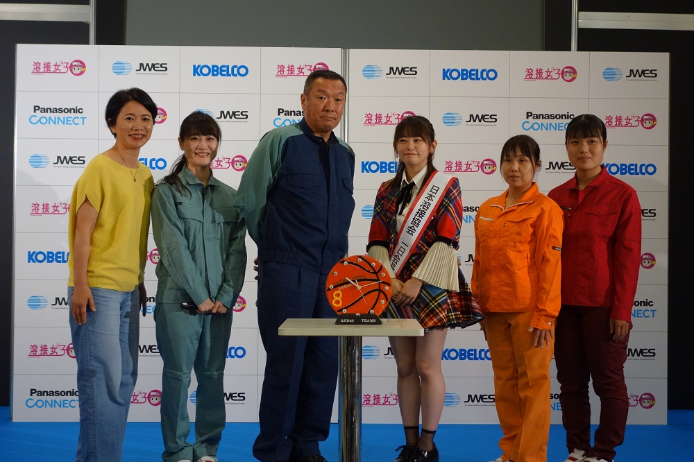 当校テクノインストラクター(左から2人目)とAkb48の浜さん(右から3人目)の画像