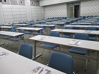 入場前の説明会場