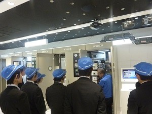 電気設備機器操作の説明を受ける生徒たちの画像