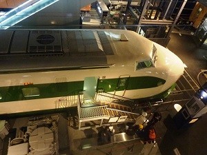 雪に強い装置を備える200系新幹線も見学の画像